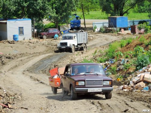 Местные жители везут мусор
