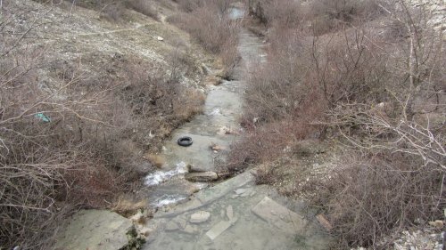 (2015.01.15) Свалка в русле ручья в Новороссийске между улицами Кронштадтская и Пограничная