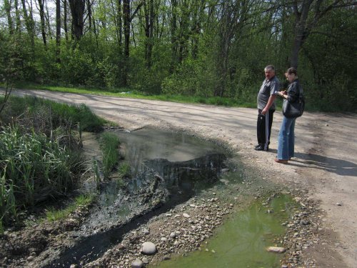 Во время подъема воды стоки текут через дорогу
