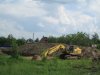 Экскаватор возле вырытого котлована