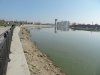 Скопившийся мусор у берега создает смердящий запах
