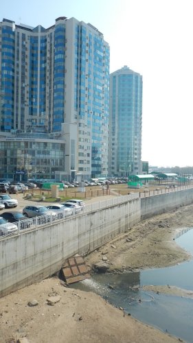 Вид на устье слива сточных вод в залив "Затон" с моста "поцелуев"