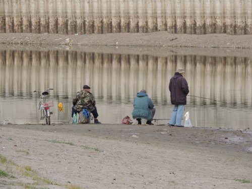Несмотря на критическое санитарное состояние Затона на его берегу много рыбаков