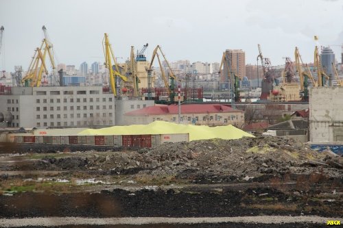 Перегрузка серы в порту Новороссийска