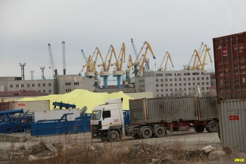 Перегрузка серы в порту Новороссийска