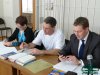 Евгений и защитники изучают материалы перед заседанием