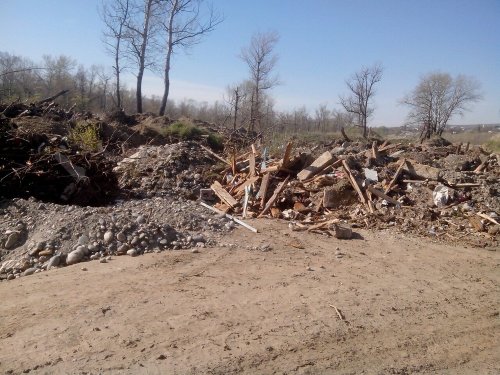 (2015-04-26) Свалки мусора на месте вырубленного леса (Черкесск)