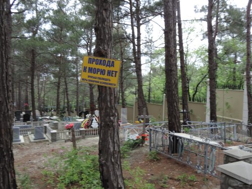 Патриаршья дача перекрыла прямой проход жителей Дивноморского к поселковому кладбищу