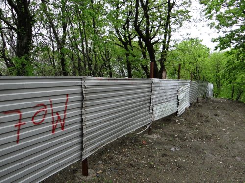 И снова незаконные заборы в лесу