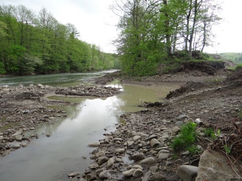 Грязная вода из карьера сбрасывается в реку Пшиш