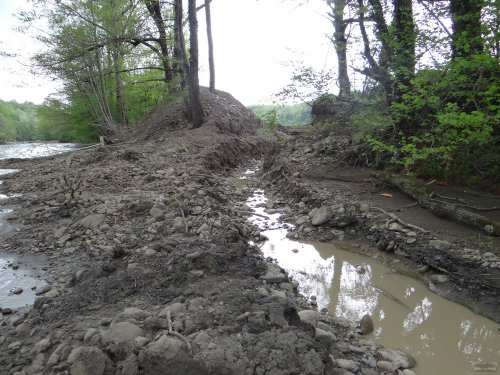 Один из каналов для сброса воды из карьера в реку Пшиш