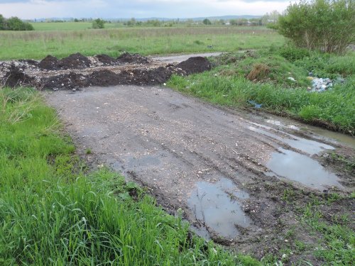 После жалоб жителей проезд к водоему, в который сбрасывались отходы, был перекопан
