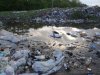 Из-за понижений рельефа на свалке образовались глубокие лужи, являющиеся накопителями токсичных веществ