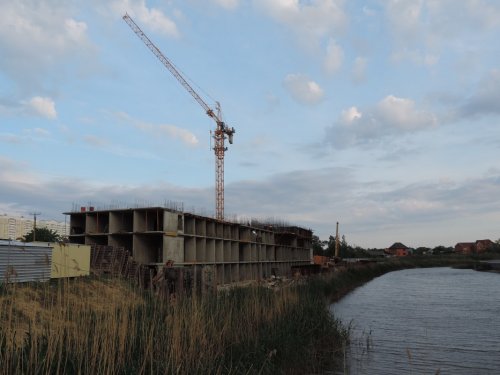 Стройка ЖК "Курортный берег" ведется практически в воде