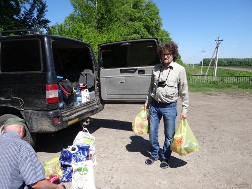 Выгружаем продукты для передачи Жене Витишко