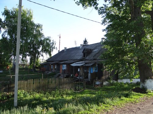 Барак, в котором живут жители поселка Садовый
