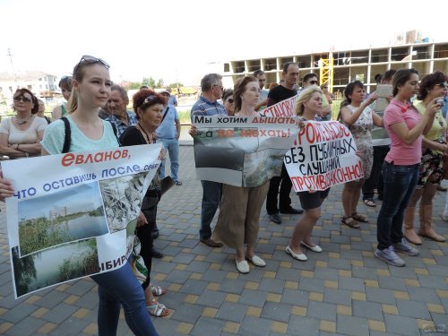 Митинг против строительства жилкомплекса "Курортный берег"