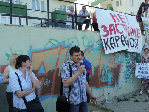 На митинге выступает зам.директора компании "Регион-Пересвет-Краснодар" Василий Лебедь