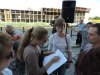 Жители подписываются под резолюцией митинга