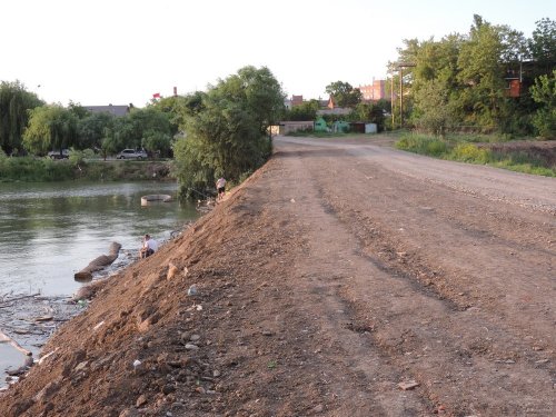 Дамба с дорогой на Зеленый остров, незаконно перегородившая русло старицы Кубани