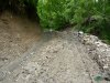 Дорога глубоко врезалась в ландшафт, создавая в дальнейшем угрозу селей и оползней