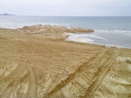 Следы работы техники на берегу Черного моря