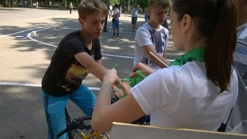 Раздача символа акции в виде ленточек