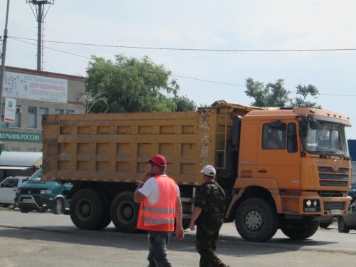 Большегрузные автомобили в центре Тамани