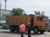 Большегрузные автомобили в центре Тамани