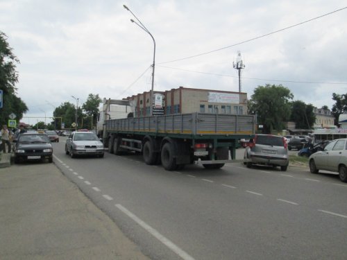 Большегрузные автомобили в центре Тамани