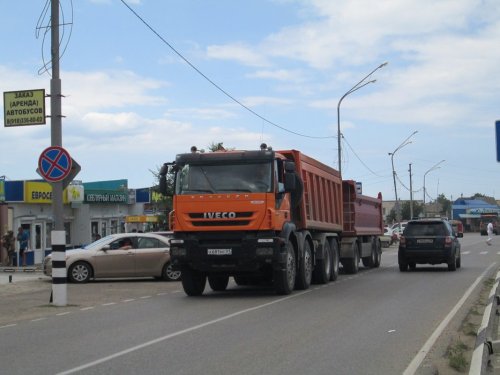 Движение большегрузного транспорта через станицу Тамань