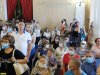 Зал, где устроили слушания, не смог вместить всех желающих выступить в защиту "народного" пляжа