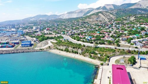 "Народный" пляж в Цемесской бухте в районе улицы Волочаевской