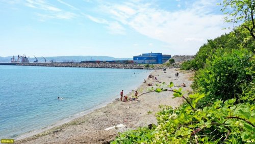 "Народный" пляж в Цемесской бухте в районе улицы Волочаевской