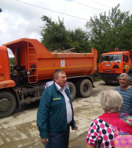 (2015-05-26) Мэр Сочи А.Пахомов убеждает жителей Ахштыря пропустить машины с мусором