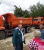 (2015-05-26) Мэр Сочи А.Пахомов убеждает жителей Ахштыря пропустить машины с мусором