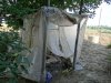 Здесь живут рабочие-гастарбайтеры, которые обкладывают камнем площадку сбросного устройства