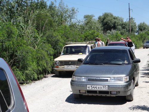 (2015-06-22) Грейдер перекрыл дорогу не только "зеленым", но и отдыхающим, выезжающим с якобы "затопленной" Вербяной косы