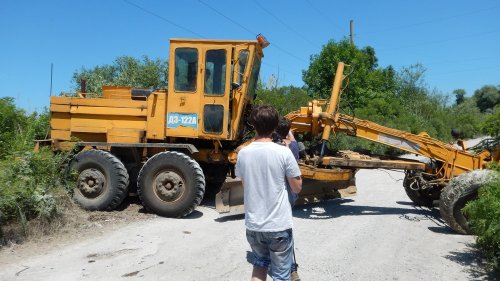 (2015-06-22) Грейдер перегородил дорогу в связи с якобы "затоплением" Вербяной косе
