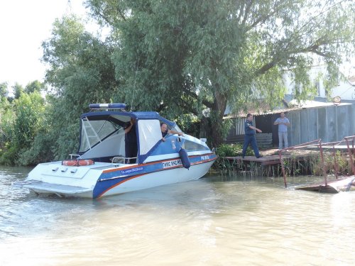 (2015-06-21) Задержанная лодка с "зелеными" доставлена в линейный отдел полиции Темрюкского порта