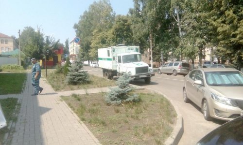 Автозак перед зданием Кирсановского районного суда