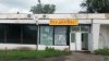 Обшарпанный магазин на территории колонии