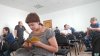 Перед судебным заседанием: зам. начальника УФСИН Тамбовской области Рязанов что-то разъясняет Андрею Бабушкину