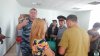 Полковник Рязанов требует: "Прекратите фотографировать!" Справа от него начальник отряда №3, в котором содержат Витишко