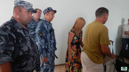 Охранники окружили Витишко после суда, не позволив ему ни минуты общения с его сторонниками и защитниками