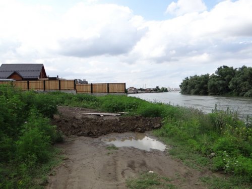 Поселок Яблоновский, дорога общего пользования вдоль Кубани перекопана, впереди забор
