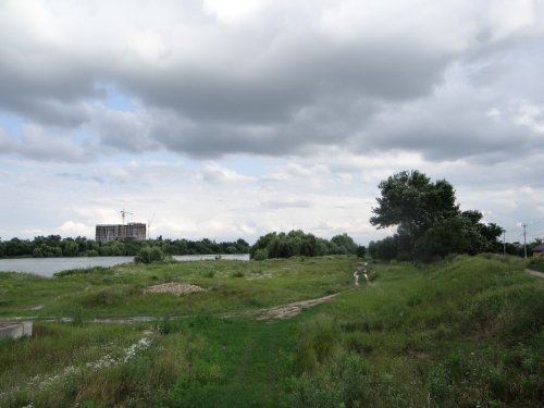 Территория вдоль Кубани в поселке Яблоновском, пока еще доступная для простых граждан, но уже проданная гражданину Пшипию А.Р.