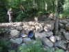 Для перехода через ручей строители сделали дамбу из камней