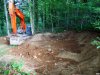 В склоне выгрызена площадка - очевидно под стоянку для техники