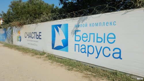 Красивые заборы ЖК "Белые паруса", за которыми скрыта территория уничтоженного леса